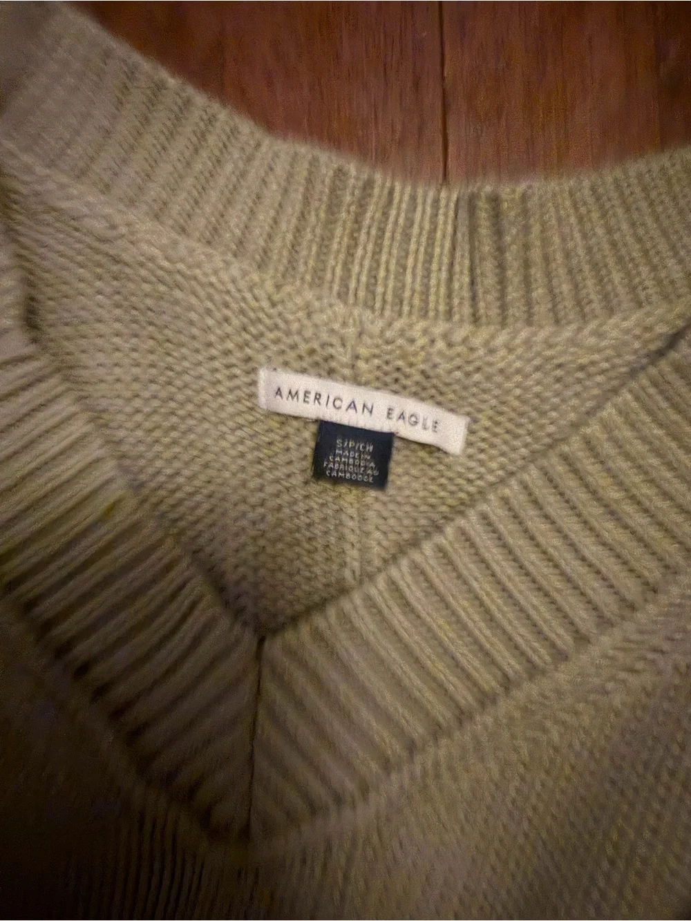 American Eagle Outfitters Men's V-Neck Sweater in Light Olive Green